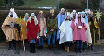 Ökumenisches Sternsingen Beschreibung eines Beispiels gelungener Ökumene, bei dem Kinder aus verschiedenen Gemeinden gemeinsam als Sternsinger unterwegs sind und Geld für notleidende Kinder sammeln